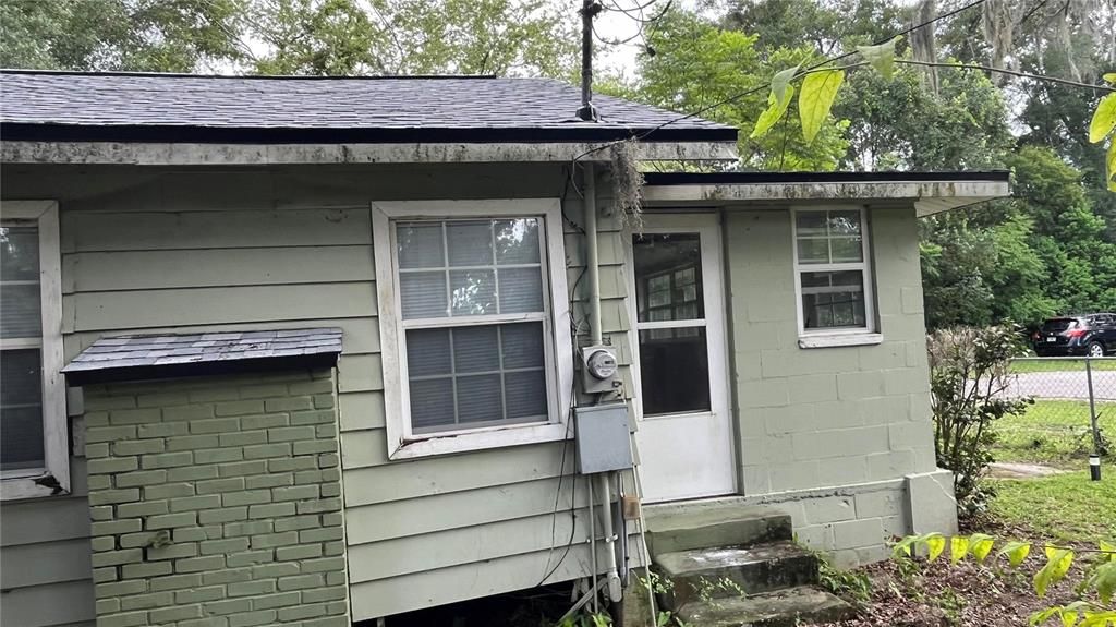 For Sale: $141,000 (3 beds, 1 baths, 1104 Square Feet)