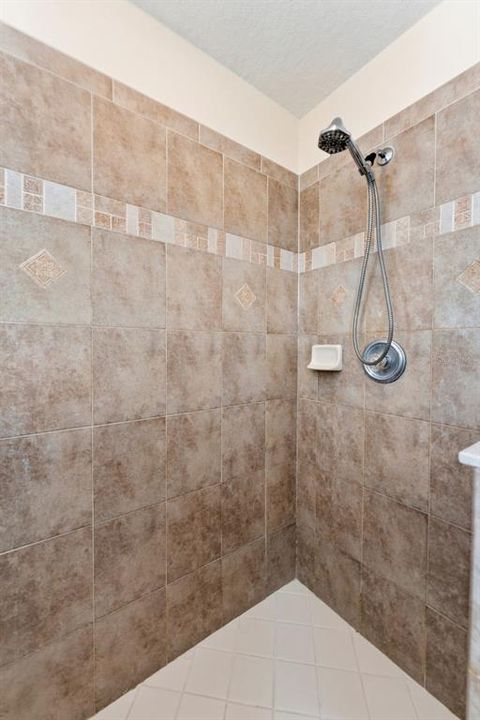На продажу: $299,999 (4 спален, 2 ванн, 1811 Квадратных фут)