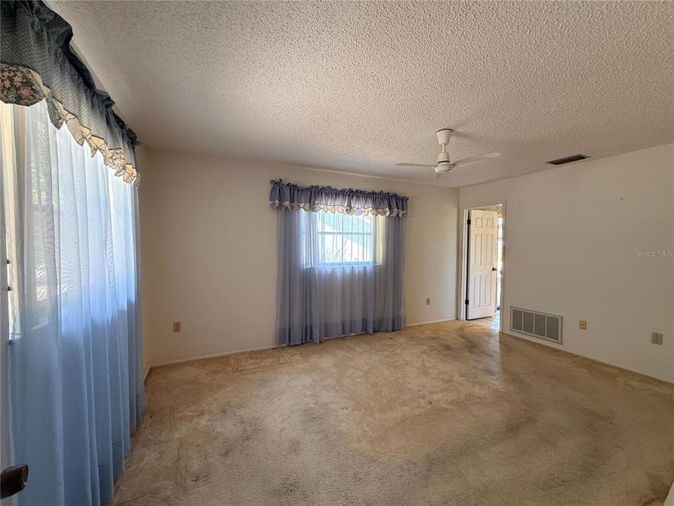 Active With Contract: $214,000 (2 beds, 2 baths, 1468 Square Feet)