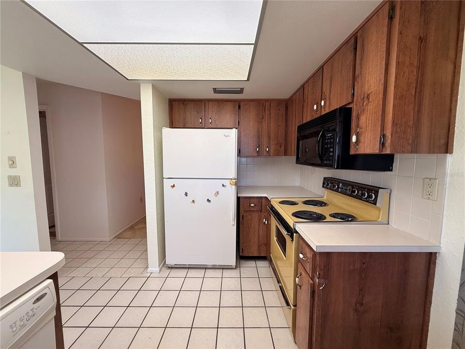 Active With Contract: $214,000 (2 beds, 2 baths, 1468 Square Feet)