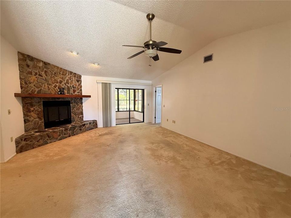 Active With Contract: $214,000 (2 beds, 2 baths, 1468 Square Feet)