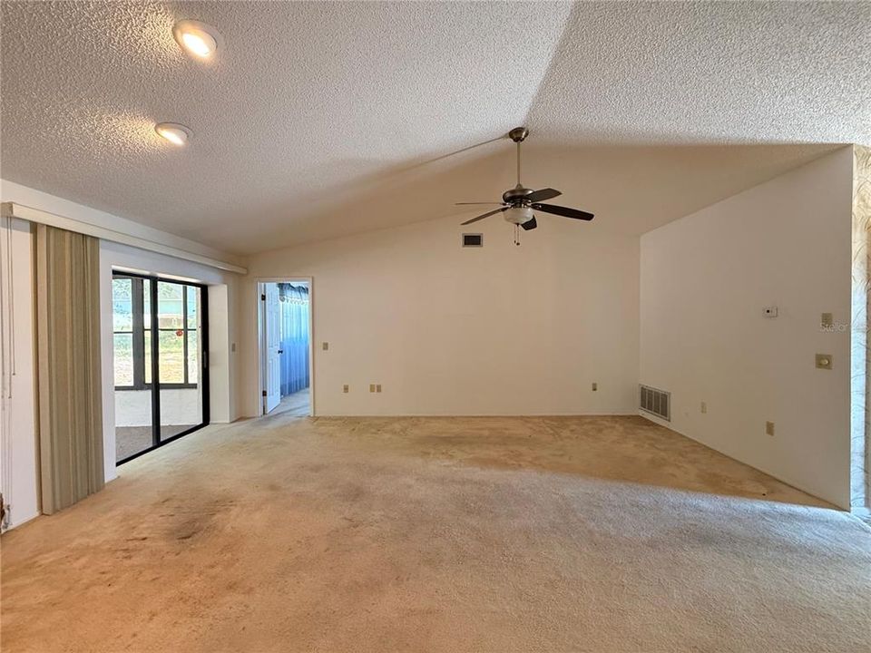 Active With Contract: $214,000 (2 beds, 2 baths, 1468 Square Feet)