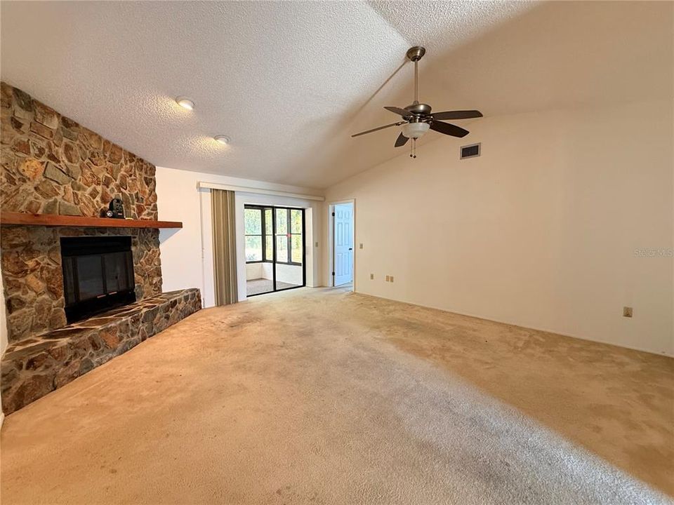 Active With Contract: $214,000 (2 beds, 2 baths, 1468 Square Feet)