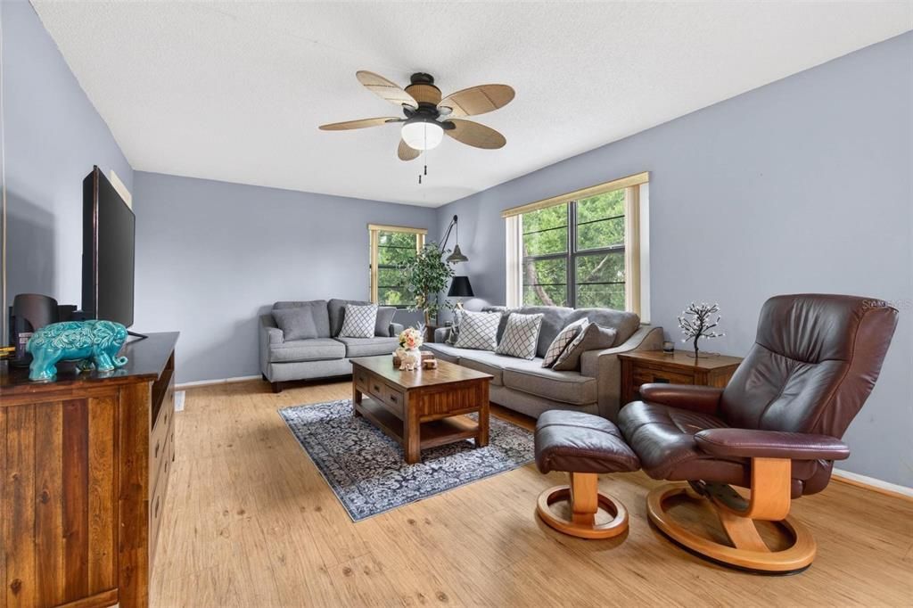 For Sale: $155,000 (2 beds, 2 baths, 985 Square Feet)