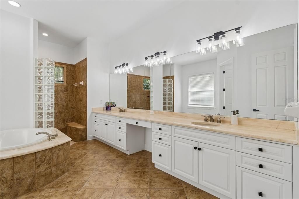 На продажу: $899,999 (4 спален, 3 ванн, 3001 Квадратных фут)