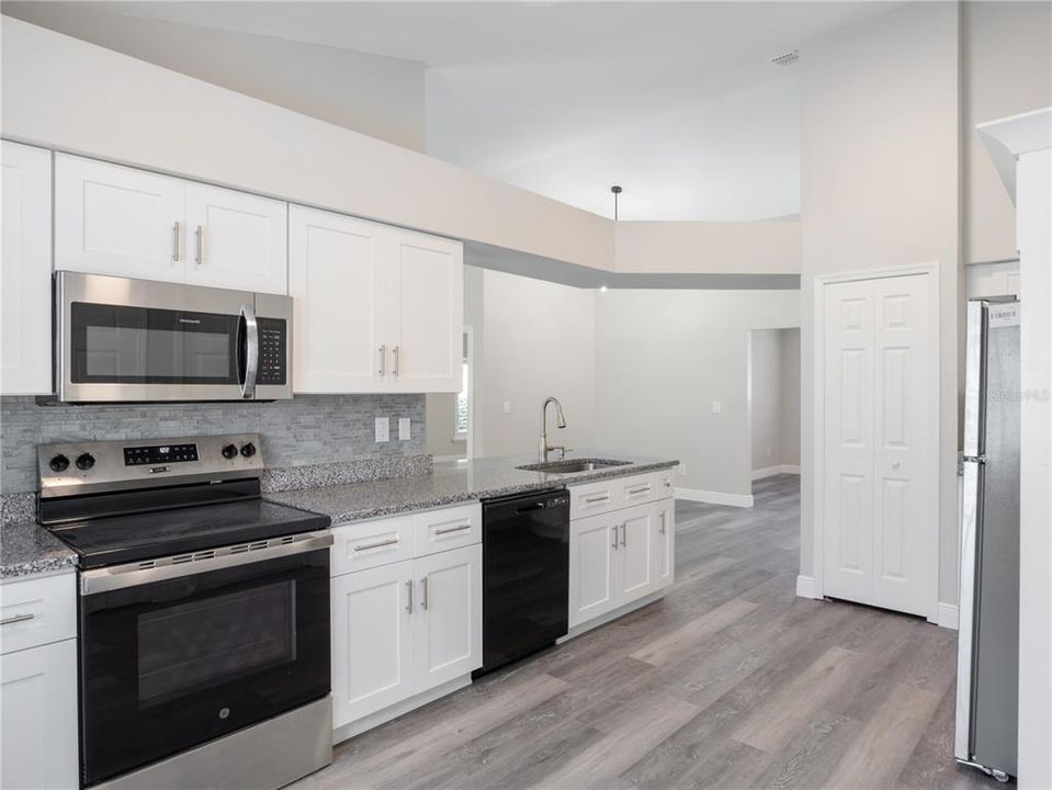 For Sale: $329,900 (2 beds, 2 baths, 1498 Square Feet)