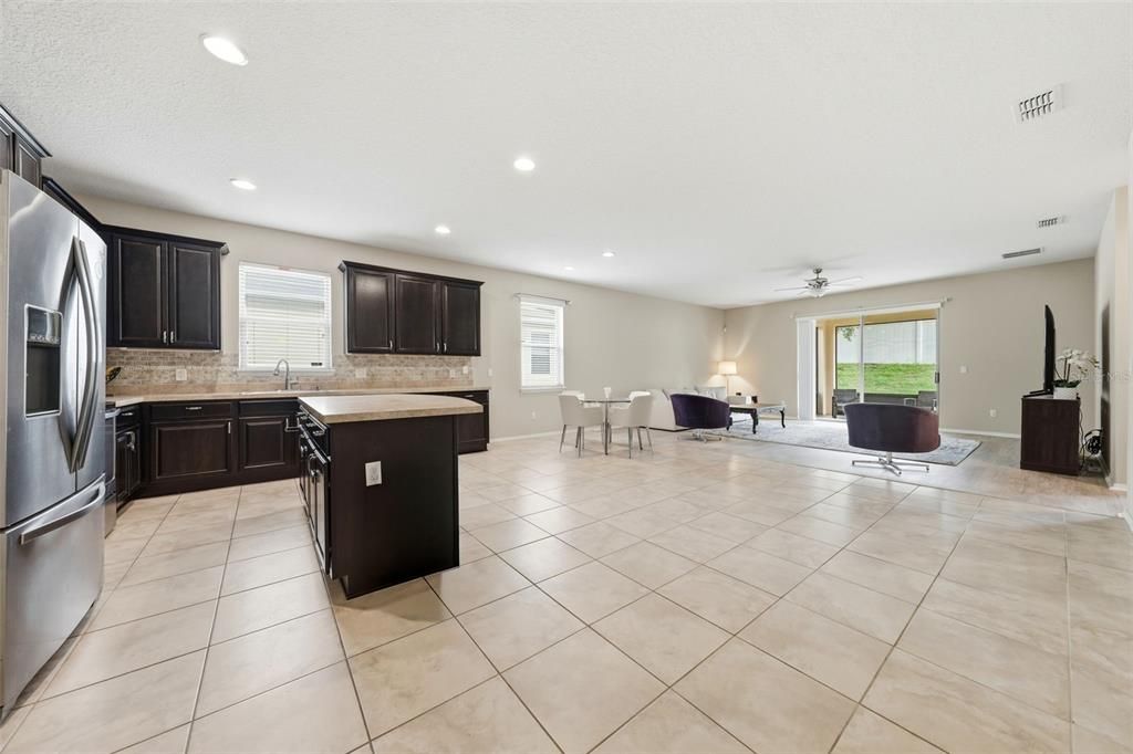 En Venta: $399,900 (3 camas, 2 baños, 2164 Pies cuadrados)
