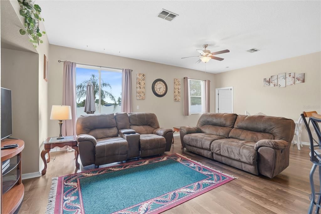 En Venta: $349,999 (4 camas, 2 baños, 2020 Pies cuadrados)