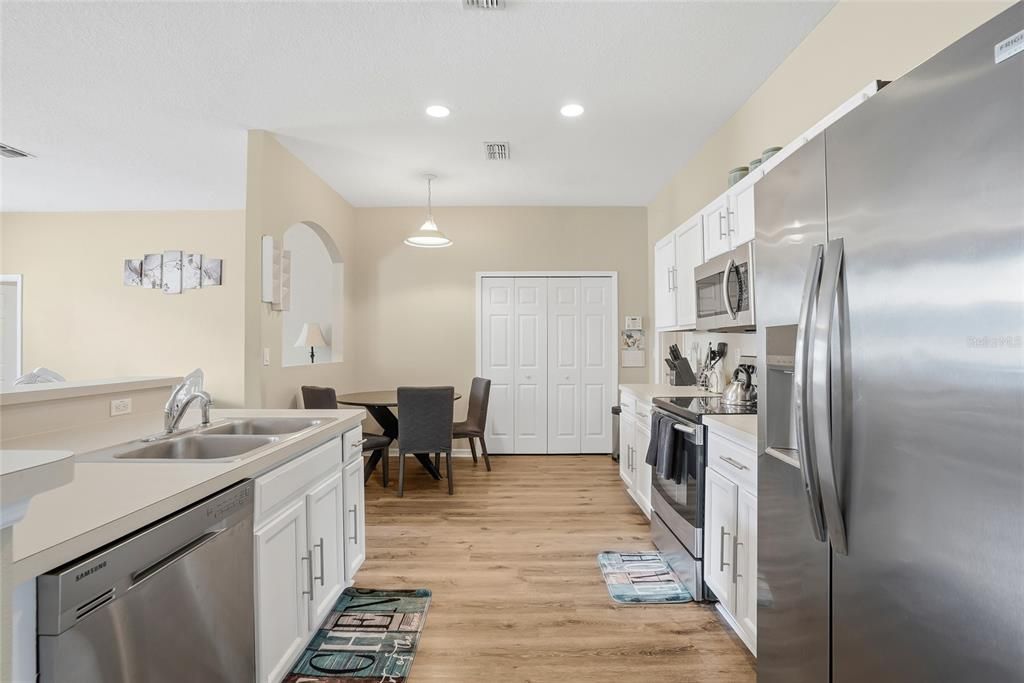 En Venta: $349,999 (4 camas, 2 baños, 2020 Pies cuadrados)
