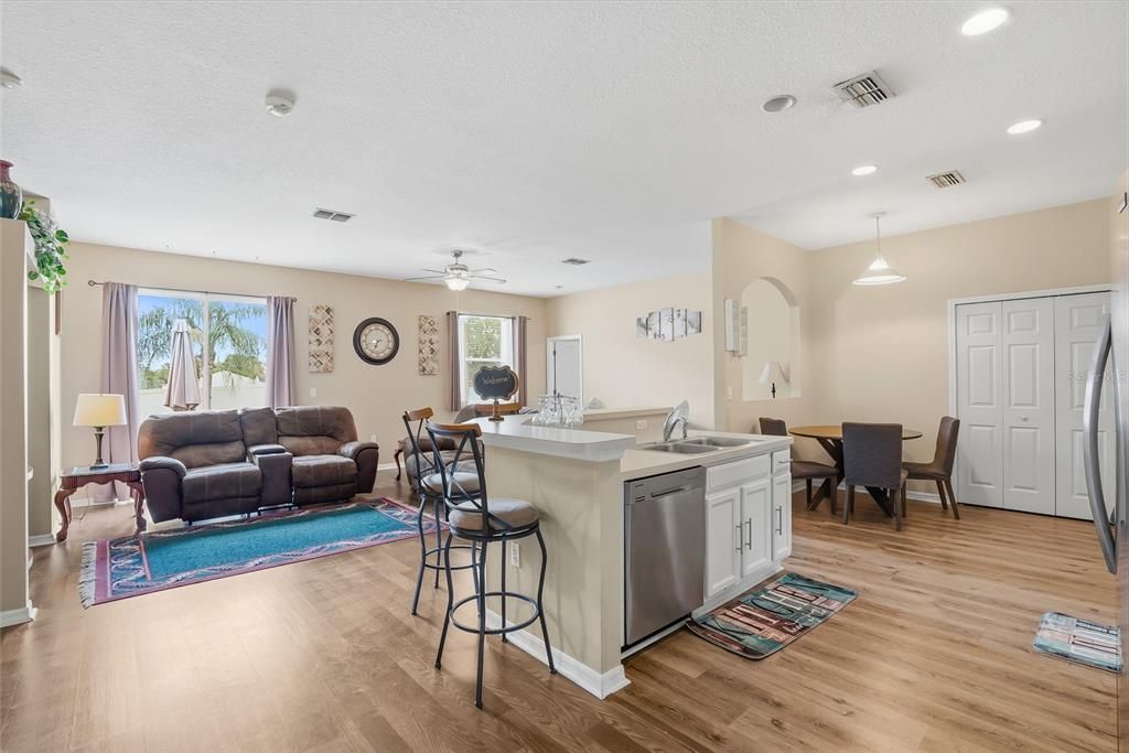 En Venta: $349,999 (4 camas, 2 baños, 2020 Pies cuadrados)
