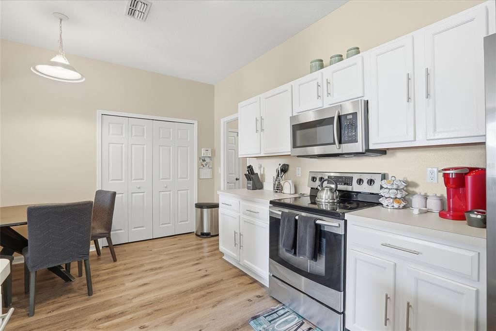 En Venta: $349,999 (4 camas, 2 baños, 2020 Pies cuadrados)