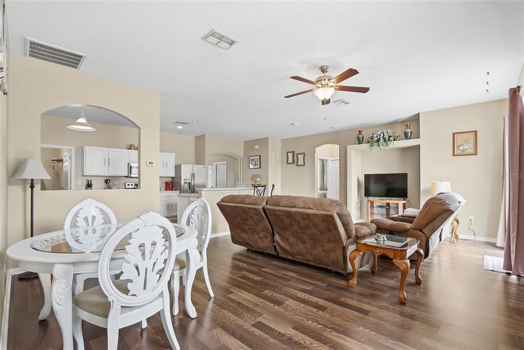 En Venta: $349,999 (4 camas, 2 baños, 2020 Pies cuadrados)