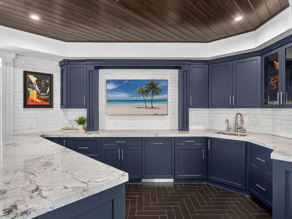 For Sale: $13,900,000 (6 beds, 7 baths, 11100 Square Feet)