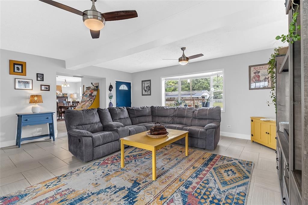 For Sale: $274,000 (3 beds, 1 baths, 1251 Square Feet)