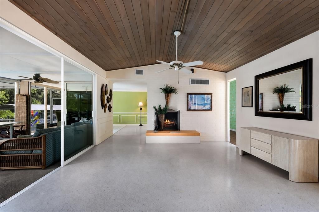 For Sale: $699,000 (2 beds, 2 baths, 2702 Square Feet)