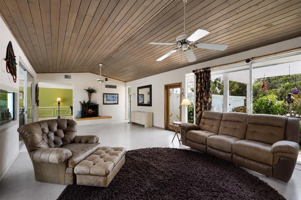 For Sale: $699,000 (2 beds, 2 baths, 2702 Square Feet)