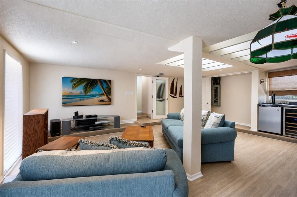 For Sale: $699,000 (2 beds, 2 baths, 2702 Square Feet)