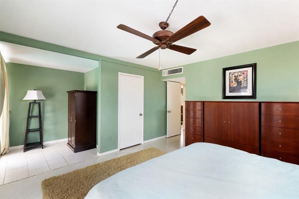 For Sale: $699,000 (2 beds, 2 baths, 2702 Square Feet)