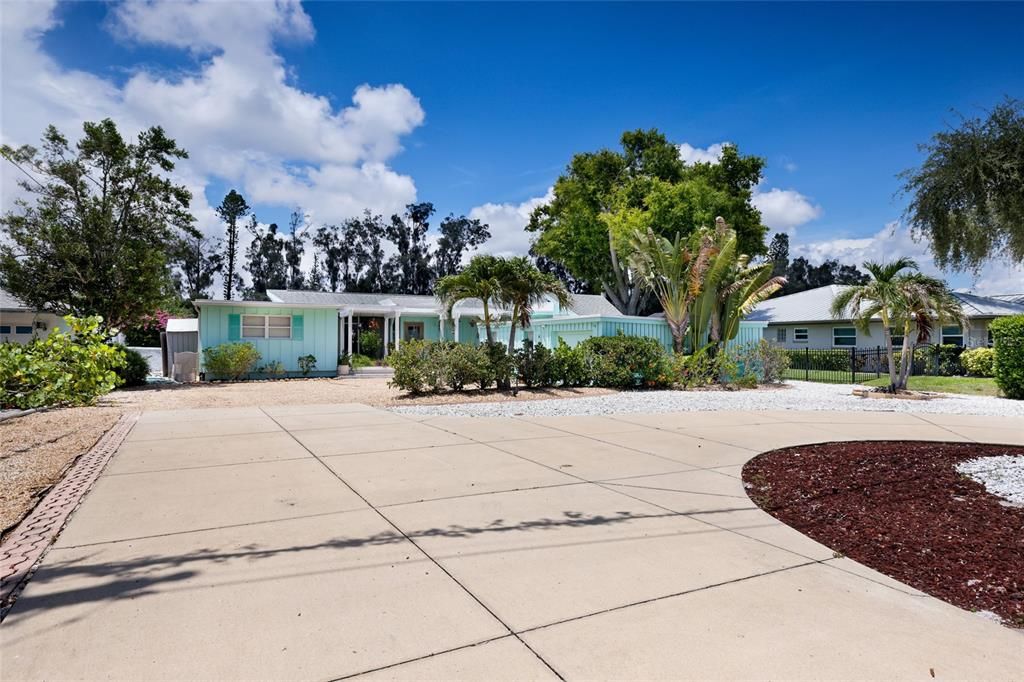 For Sale: $699,000 (2 beds, 2 baths, 2702 Square Feet)