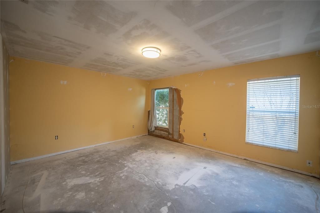 For Sale: $500,000 (4 beds, 2 baths, 2725 Square Feet)