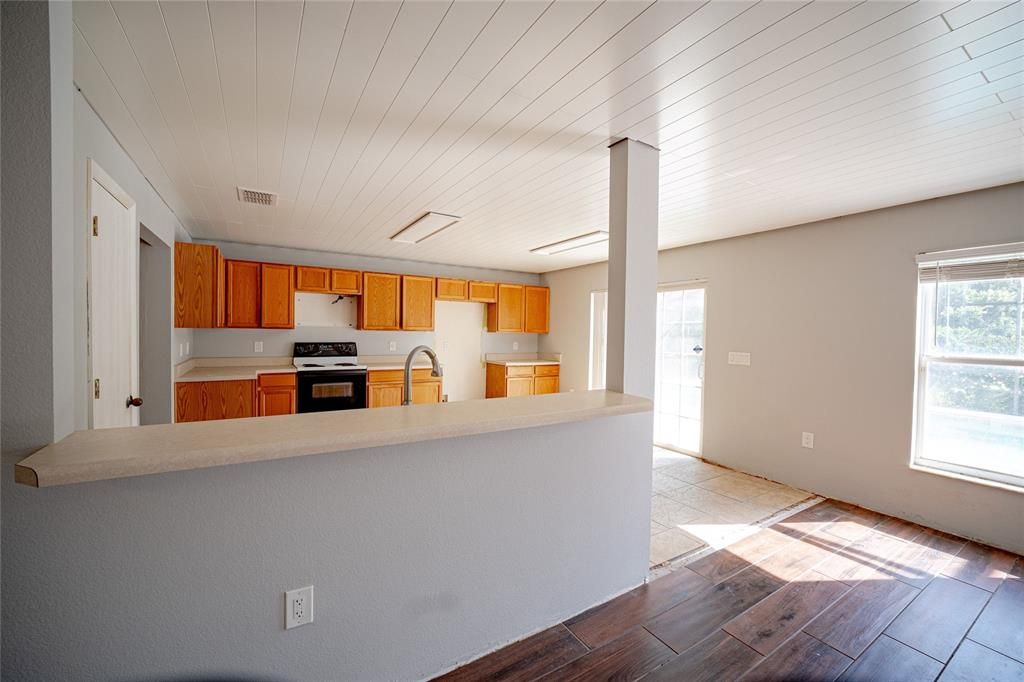 For Sale: $500,000 (4 beds, 2 baths, 2725 Square Feet)