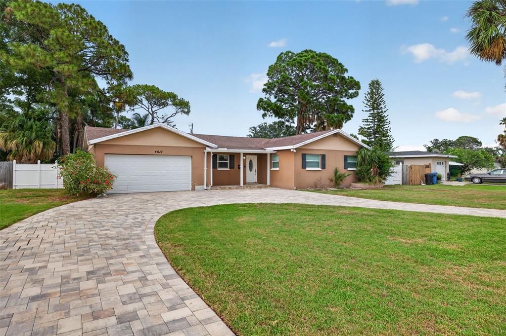 For Sale: $439,000 (3 beds, 1 baths, 1989 Square Feet)