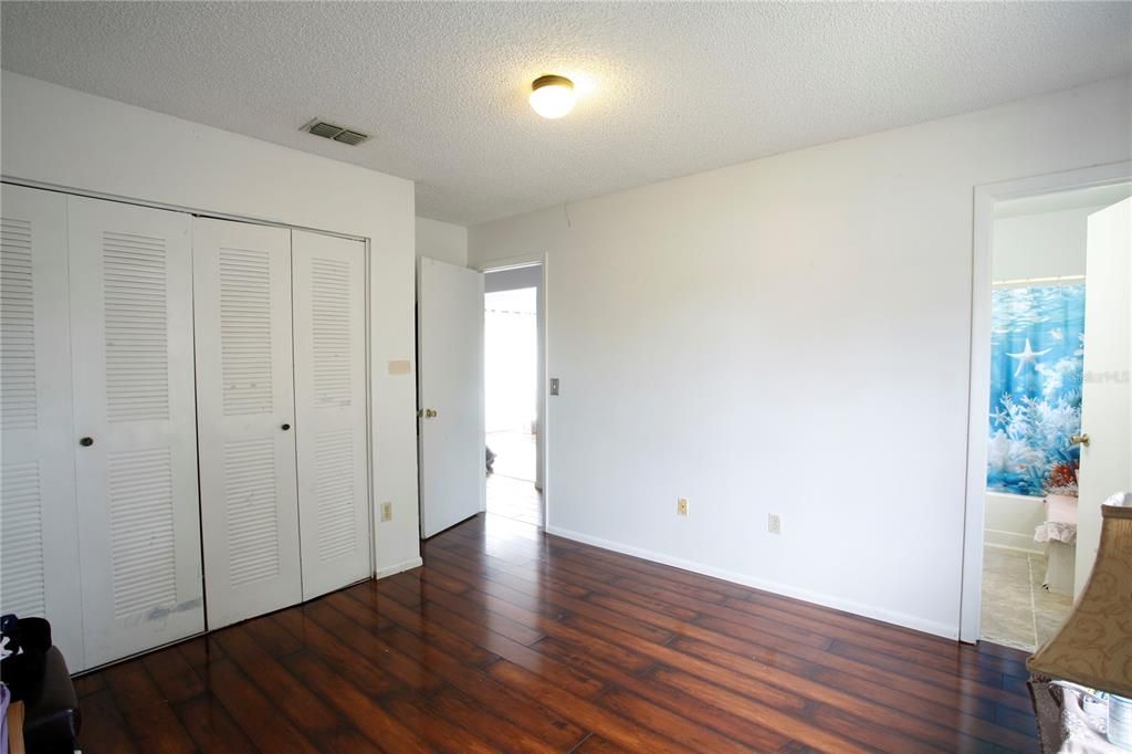 For Sale: $199,900 (2 beds, 2 baths, 901 Square Feet)