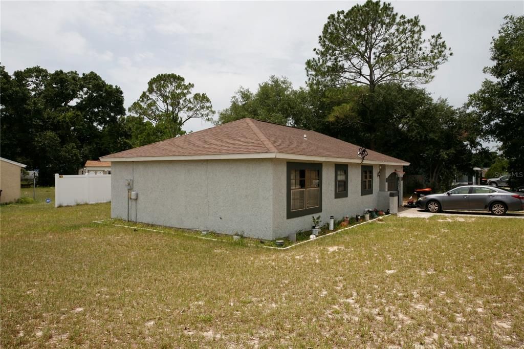 For Sale: $199,900 (2 beds, 2 baths, 901 Square Feet)