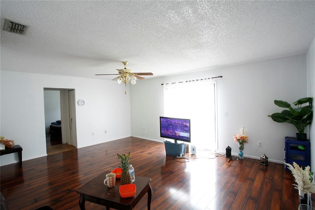 For Sale: $199,900 (2 beds, 2 baths, 901 Square Feet)