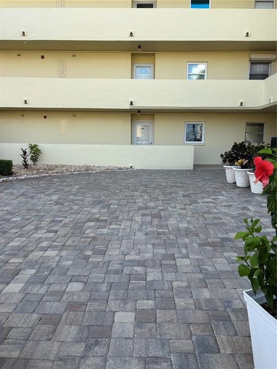 For Rent: $2,000 (1 beds, 1 baths, 815 Square Feet)