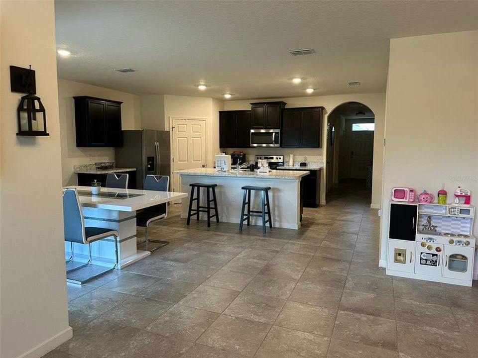 For Rent: $2,250 (4 beds, 2 baths, 1830 Square Feet)