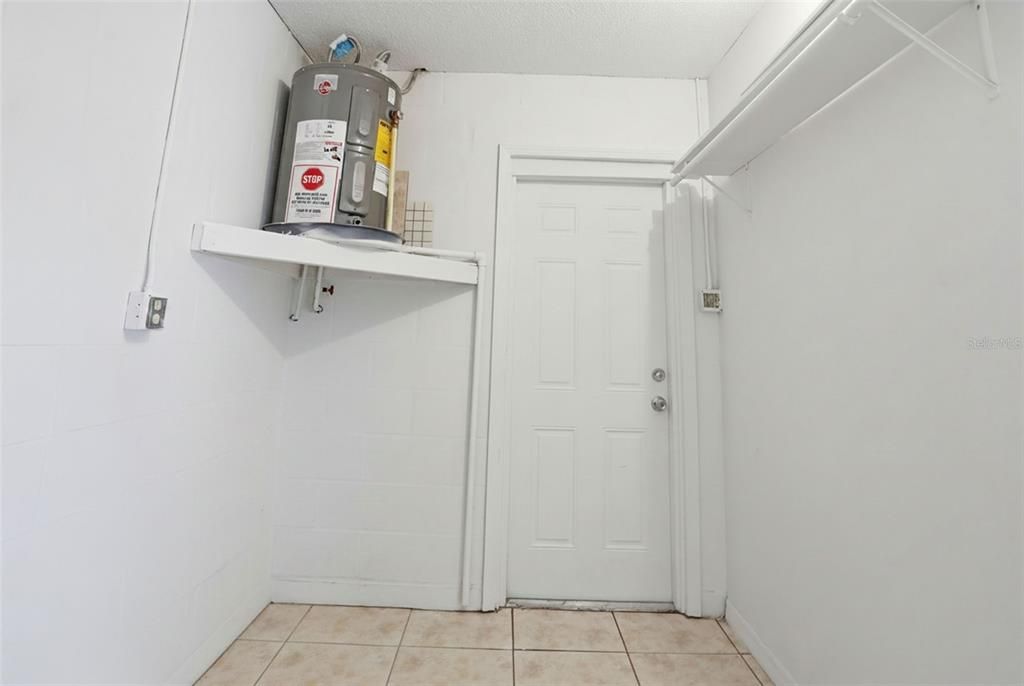 For Sale: $195,000 (3 beds, 1 baths, 1040 Square Feet)