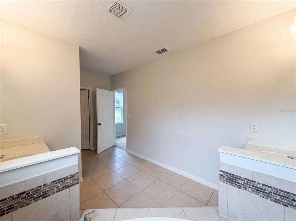 En Venta: $360,000 (4 camas, 2 baños, 2887 Pies cuadrados)