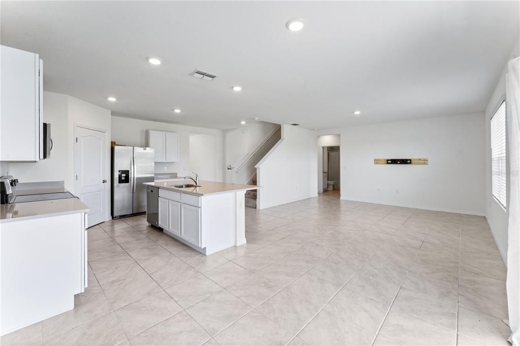For Rent: $2,850 (5 beds, 3 baths, 2670 Square Feet)