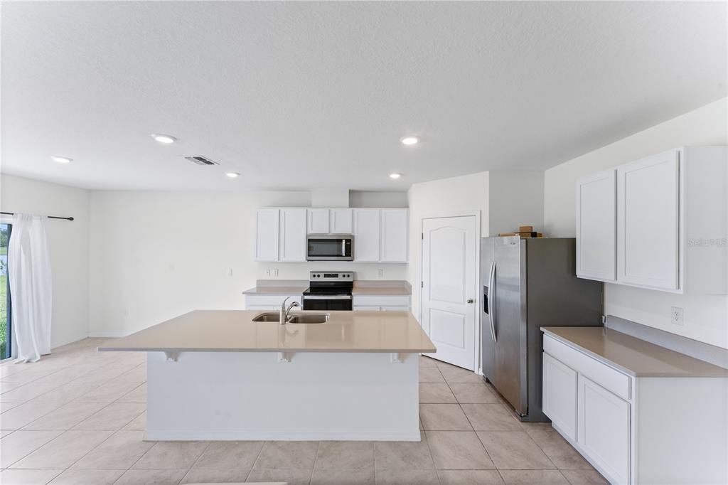 For Rent: $2,850 (5 beds, 3 baths, 2670 Square Feet)