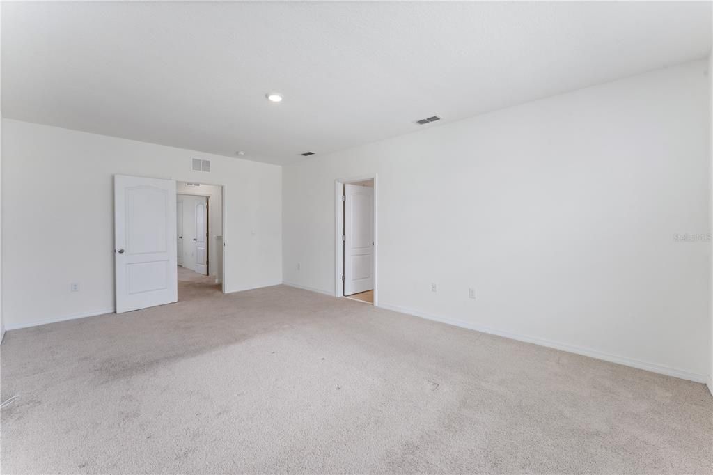For Rent: $2,850 (5 beds, 3 baths, 2670 Square Feet)