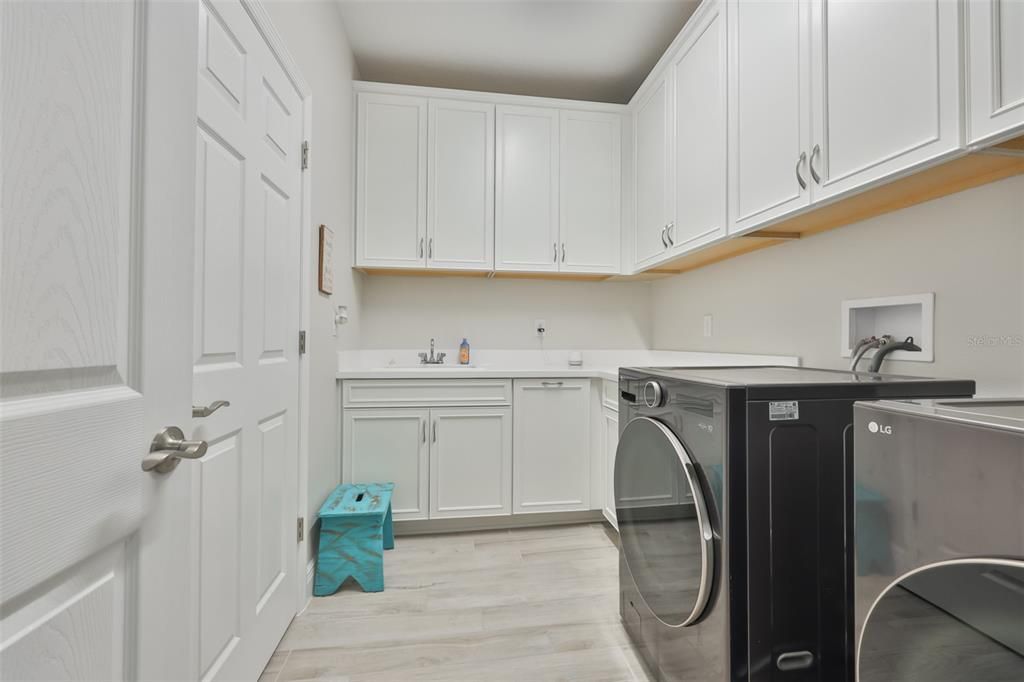 For Sale: $875,000 (6 beds, 4 baths, 3609 Square Feet)