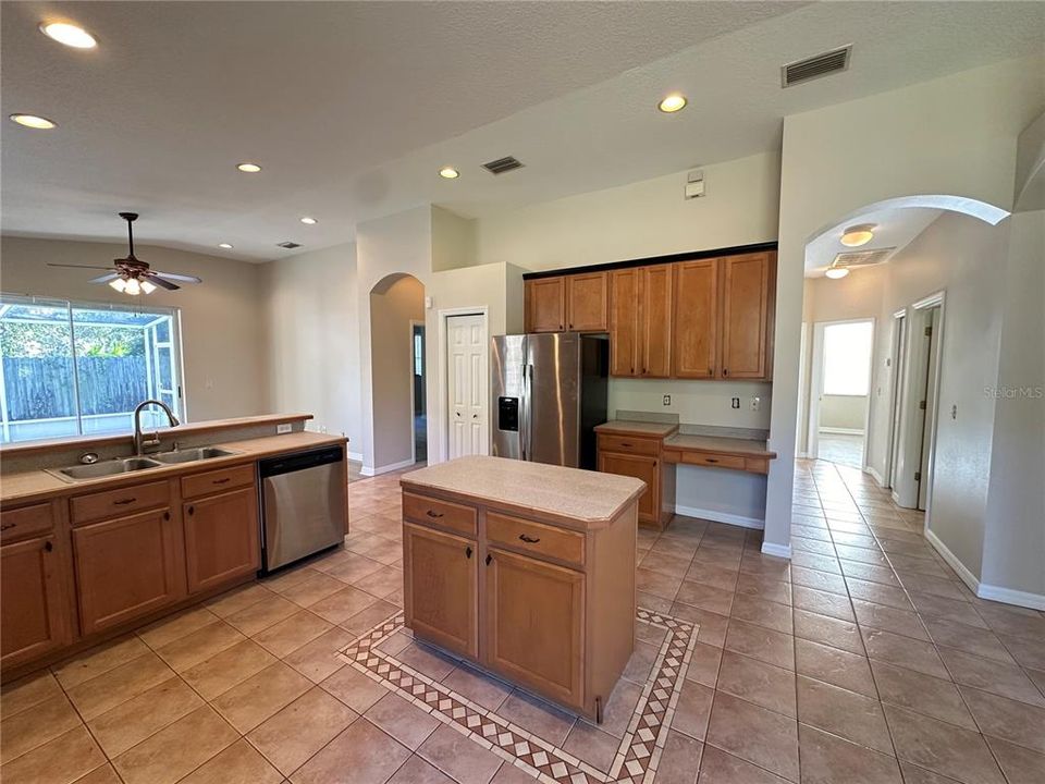 For Rent: $2,400 (3 beds, 2 baths, 2020 Square Feet)