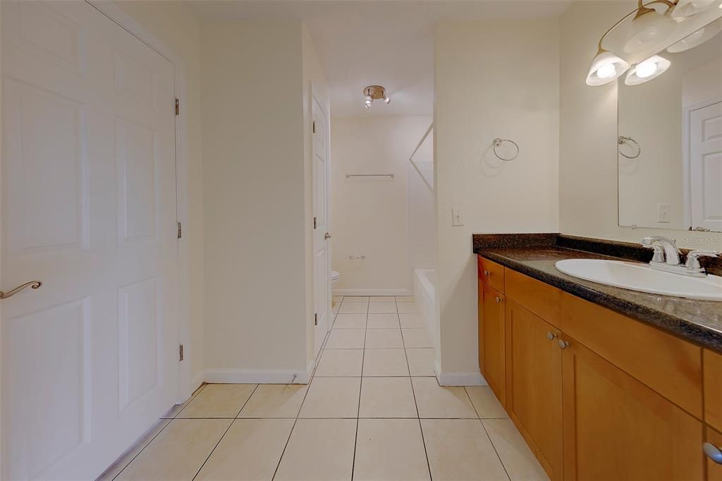 For Rent: $1,900 (1 beds, 1 baths, 823 Square Feet)