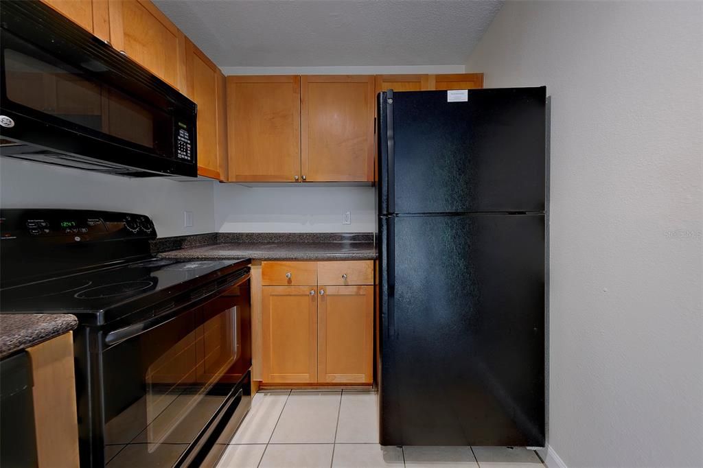 For Rent: $1,900 (1 beds, 1 baths, 823 Square Feet)