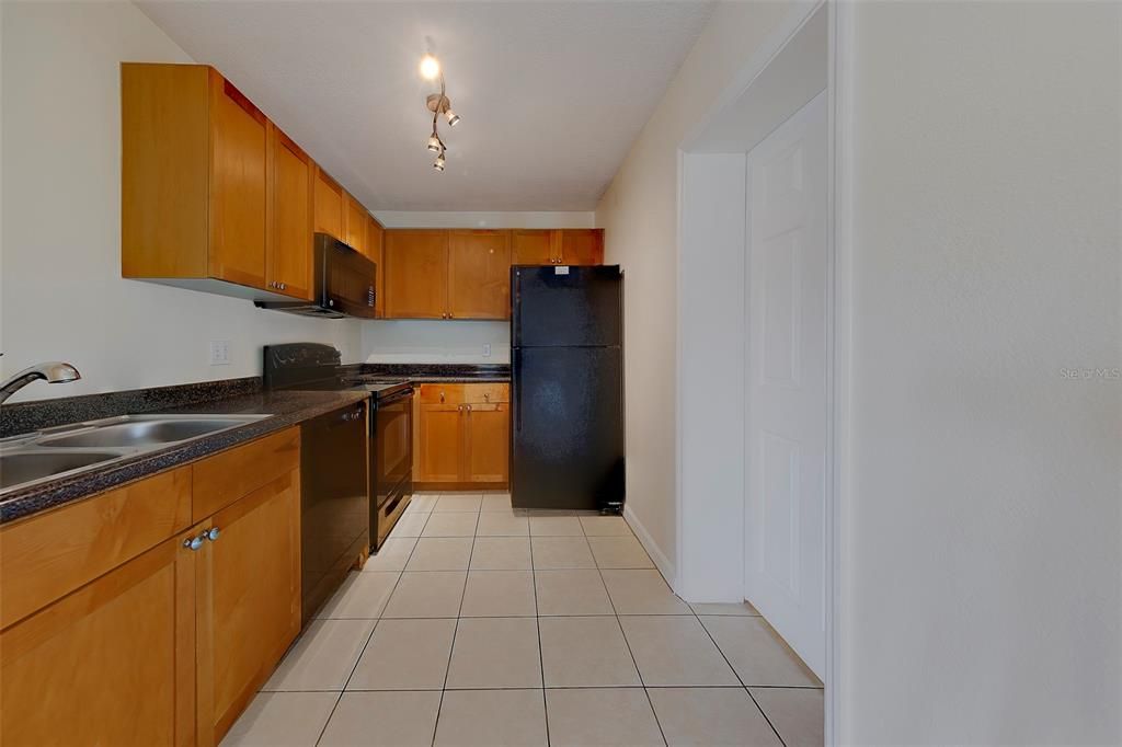 For Rent: $1,900 (1 beds, 1 baths, 823 Square Feet)