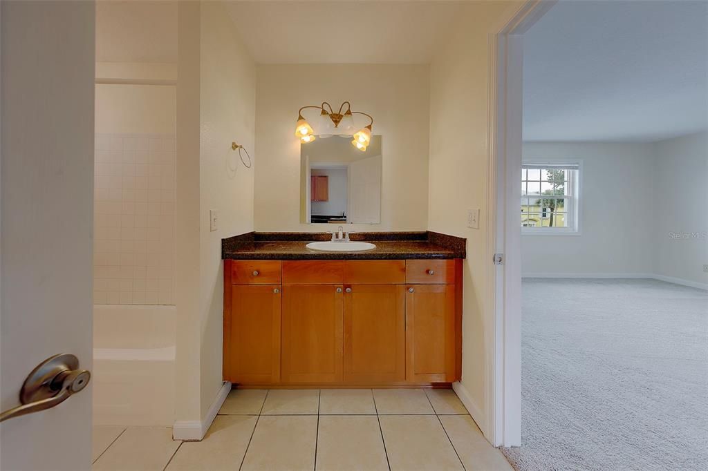 For Rent: $1,900 (1 beds, 1 baths, 823 Square Feet)