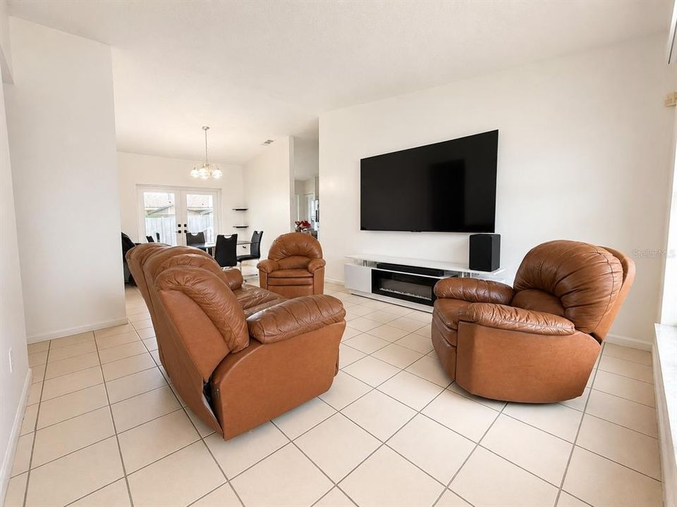 En Venta: $590,000 (3 camas, 2 baños, 1107 Pies cuadrados)