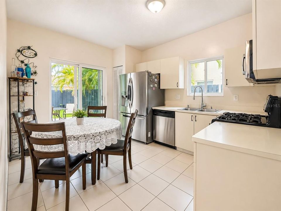 En Venta: $590,000 (3 camas, 2 baños, 1107 Pies cuadrados)