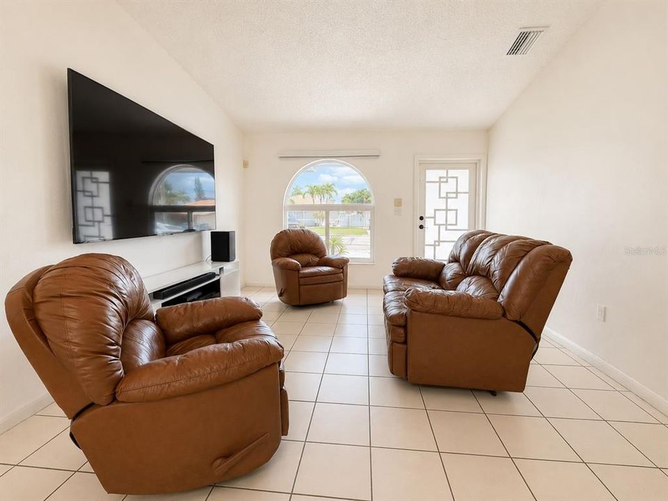 En Venta: $590,000 (3 camas, 2 baños, 1107 Pies cuadrados)