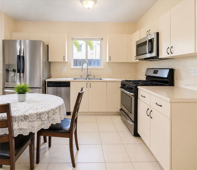 En Venta: $590,000 (3 camas, 2 baños, 1107 Pies cuadrados)
