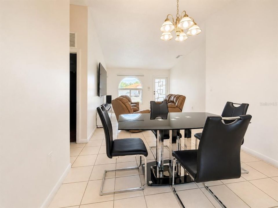 En Venta: $590,000 (3 camas, 2 baños, 1107 Pies cuadrados)