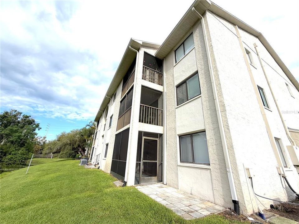 For Sale: $245,000 (2 beds, 2 baths, 955 Square Feet)