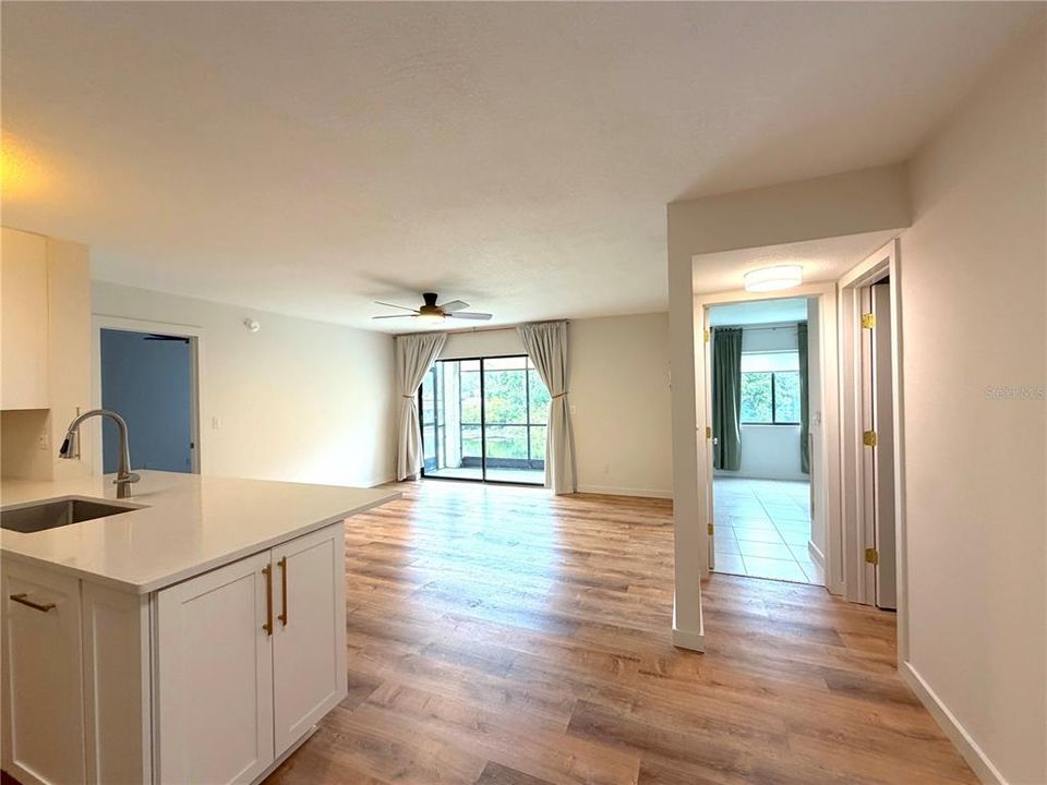 For Sale: $245,000 (2 beds, 2 baths, 955 Square Feet)