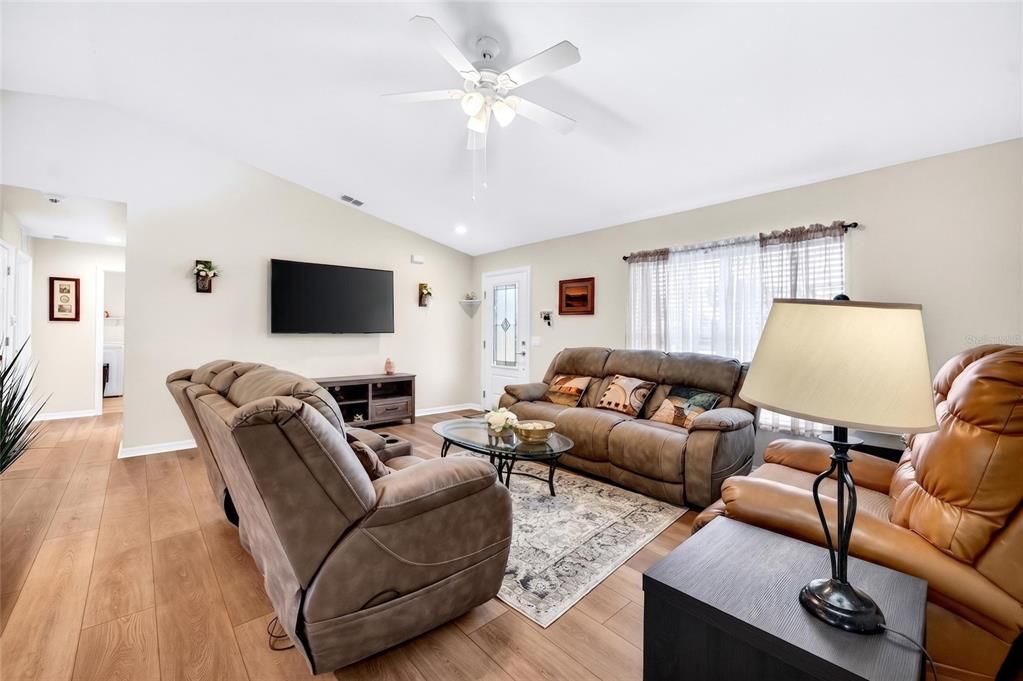 En Venta: $369,900 (3 camas, 2 baños, 1758 Pies cuadrados)
